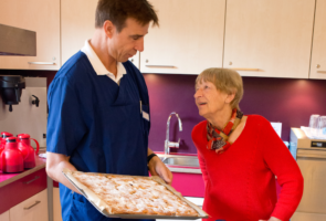 Im Tobias-Haus zaubern die Präsenzkräfte auch mal frischen Kuchen