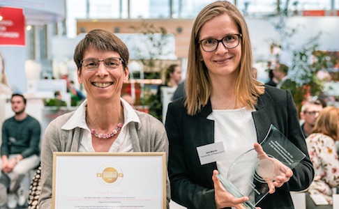 Auf der Leitmesse „Altenpflege“ hat das Tobias-Haus die Auszeichnung „Botschafter emotionaler Genuss“ erhalten. Heimleiterin Christine Berg und Gartentherapeutin Jana Morche nahmen den Preis am 3. April 2019 in Nürnberg entgegen.