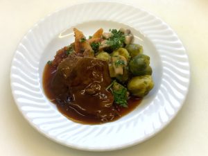 Geschmorte Rinderschulter in Rotweinjus auf Rosenkohl und Schupfnudeln