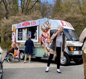 Der Eiswagen vor dem Tobias-Haus